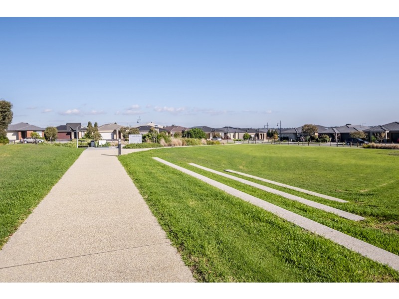 19 Red Poll Road, Cranbourne West VIC 3977