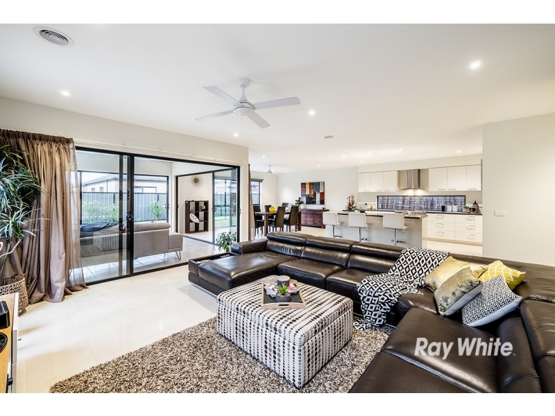 44 Blackledge Drive, Clyde North VIC 3978