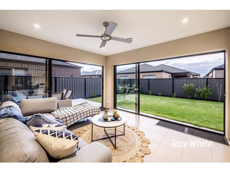 44 Blackledge Drive, Clyde North VIC 3978