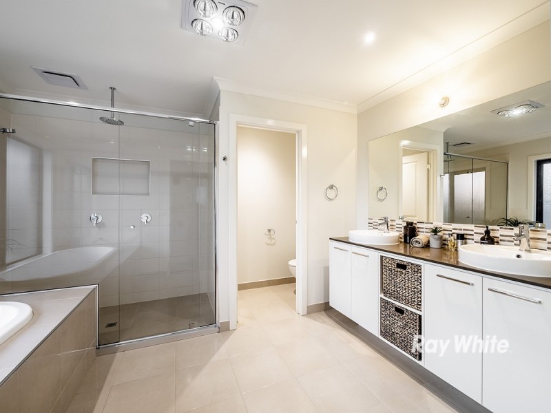 44 Blackledge Drive, Clyde North VIC 3978