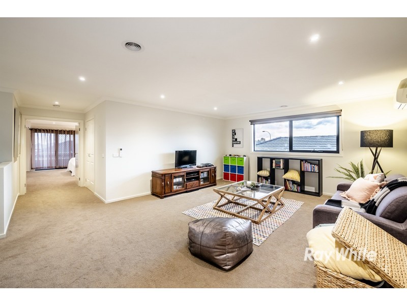 44 Blackledge Drive, Clyde North VIC 3978