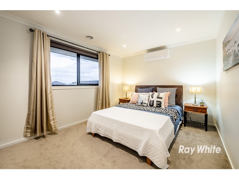 44 Blackledge Drive, Clyde North VIC 3978