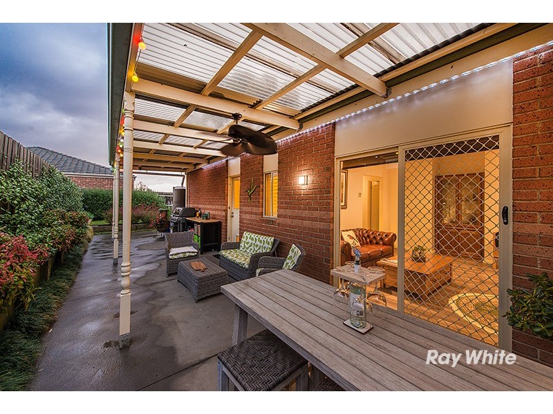 15 Gracehill Mews, Cranbourne VIC 3977