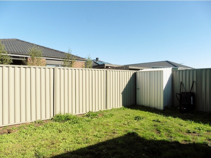 42 Yellow Robin Circuit, Cranbourne East VIC 3977