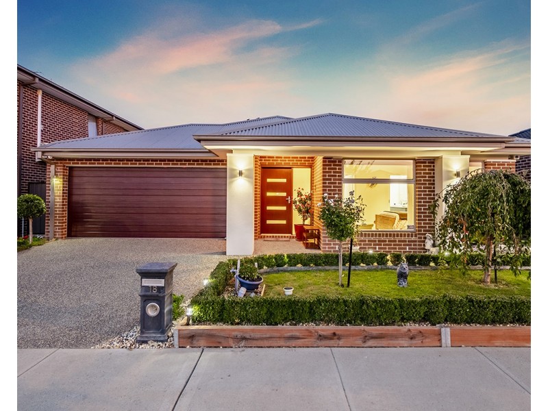18 Bellhaven Circuit, Clyde North VIC 3978