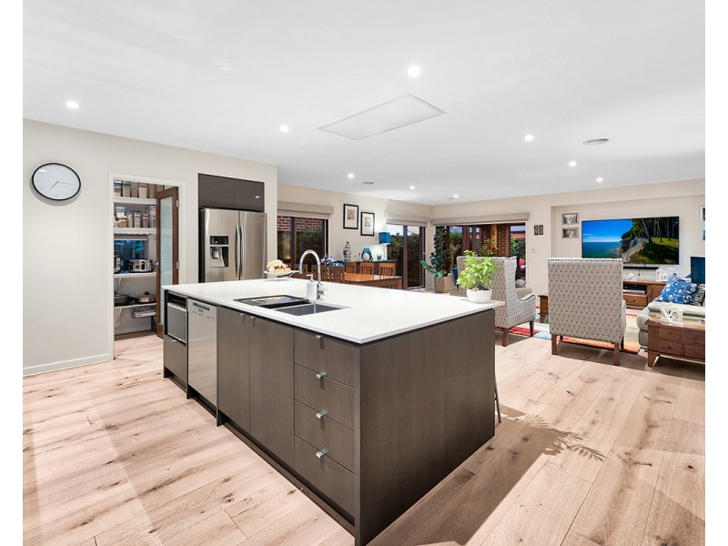 18 Bellhaven Circuit, Clyde North VIC 3978