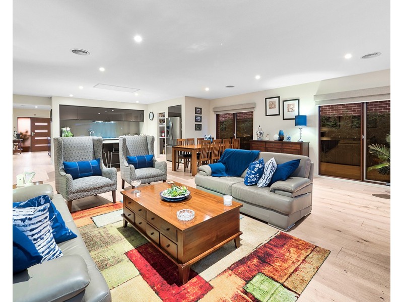 18 Bellhaven Circuit, Clyde North VIC 3978