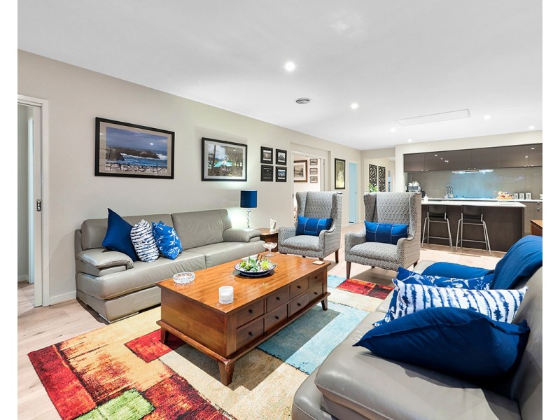 18 Bellhaven Circuit, Clyde North VIC 3978