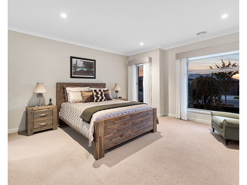 18 Bellhaven Circuit, Clyde North VIC 3978