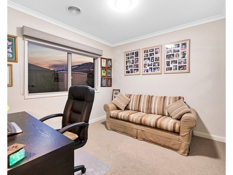 18 Bellhaven Circuit, Clyde North VIC 3978