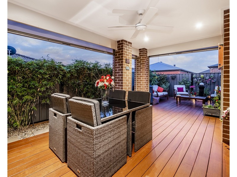 18 Bellhaven Circuit, Clyde North VIC 3978