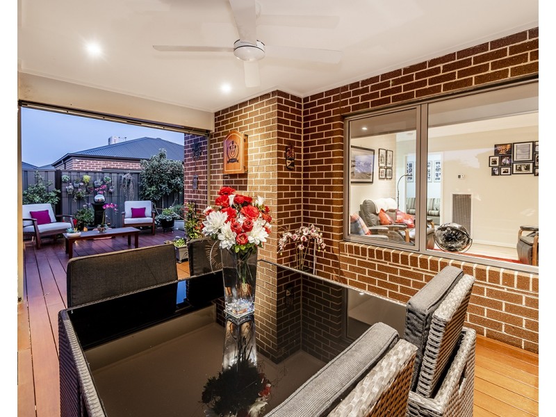 18 Bellhaven Circuit, Clyde North VIC 3978