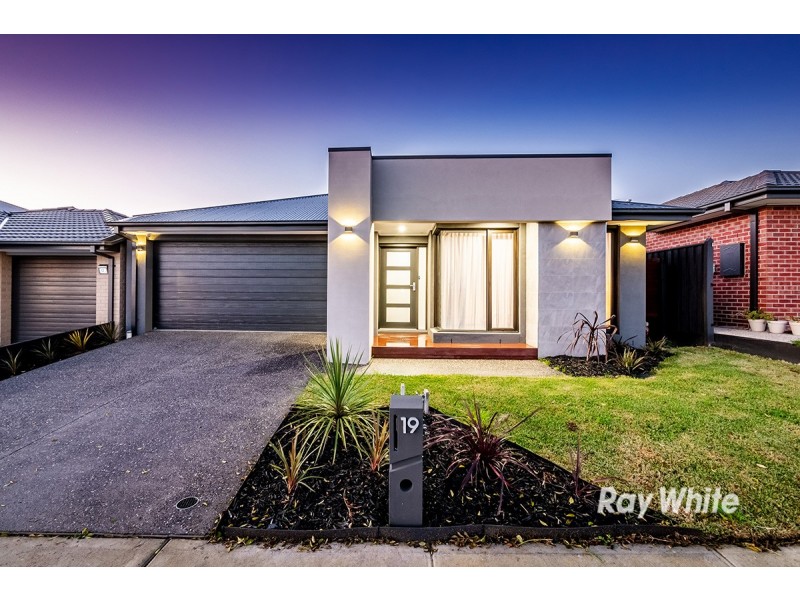 19 Trueman Street, Cranbourne West VIC 3977