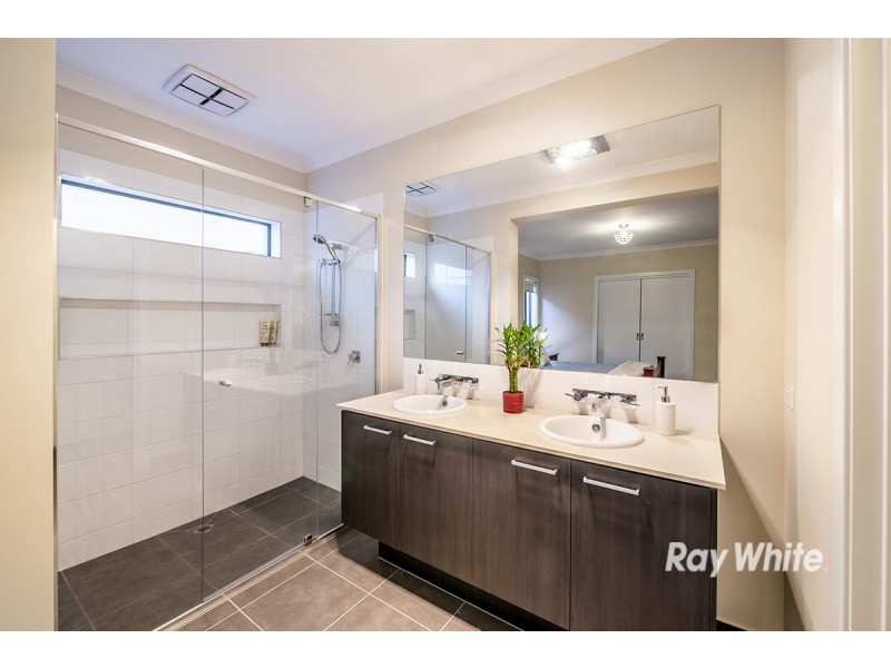 33 Trillium Boulevard, Cranbourne North VIC 3977