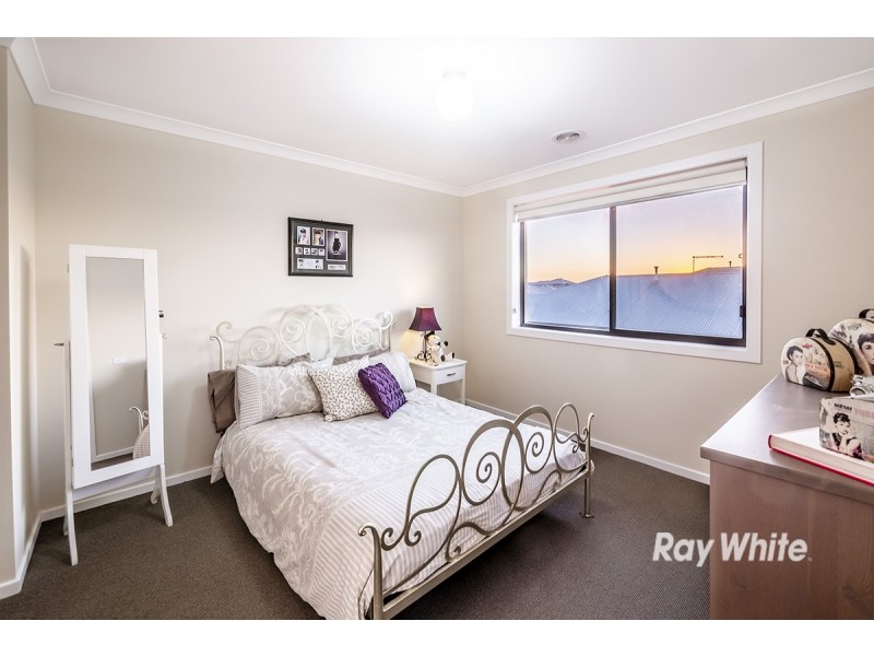 33 Trillium Boulevard, Cranbourne North VIC 3977
