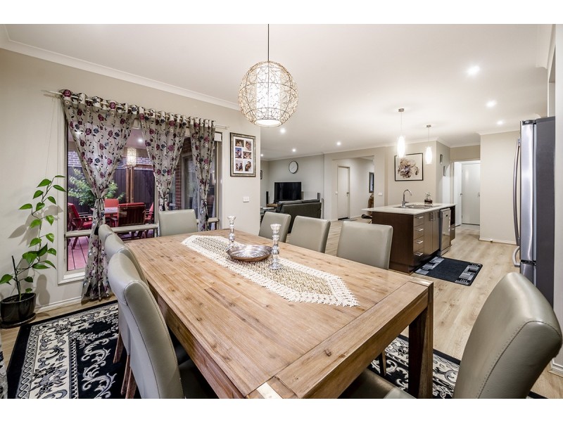 23 Elmsford Crescent, Cranbourne West VIC 3977