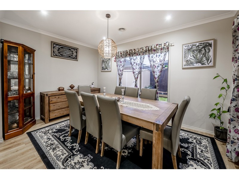 23 Elmsford Crescent, Cranbourne West VIC 3977