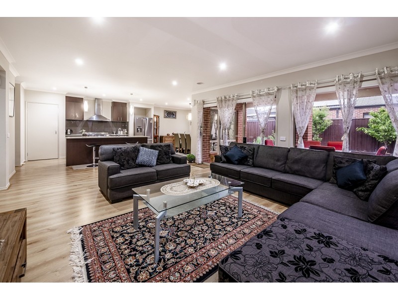 23 Elmsford Crescent, Cranbourne West VIC 3977