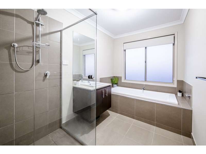 23 Elmsford Crescent, Cranbourne West VIC 3977