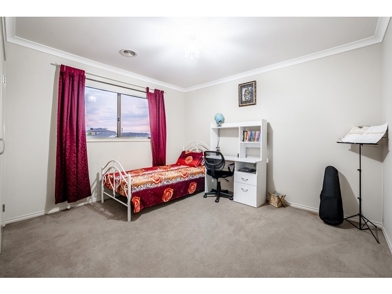 23 Elmsford Crescent, Cranbourne West VIC 3977