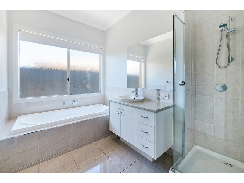 3 Moonlight Rise, Cranbourne East VIC 3977