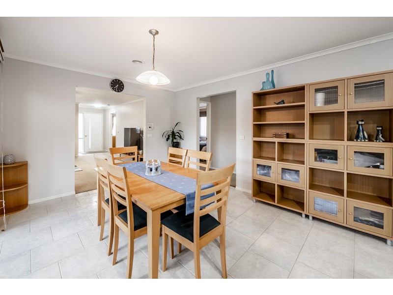 32 Cornwell Crescent, Cranbourne East VIC 3977