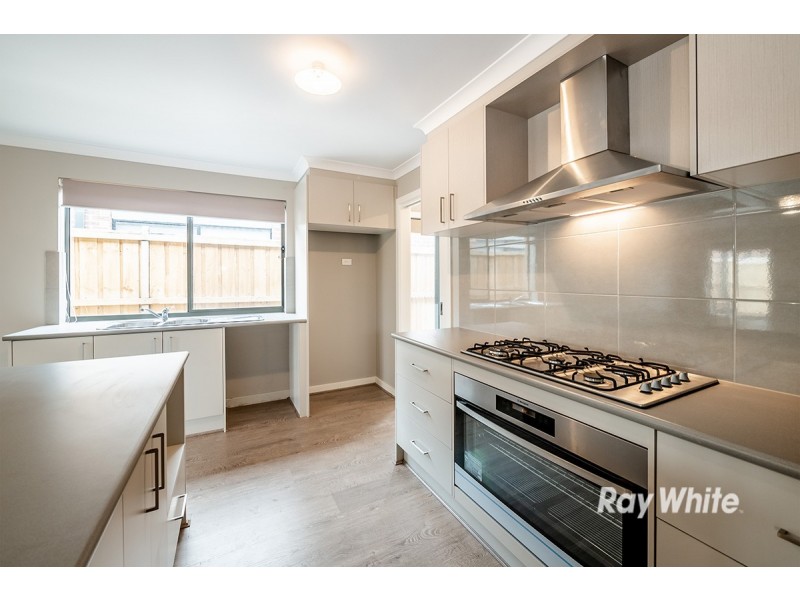 8 Panama Road, Cranbourne West VIC 3977