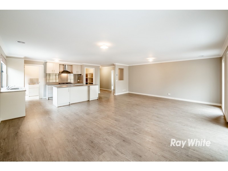 8 Panama Road, Cranbourne West VIC 3977