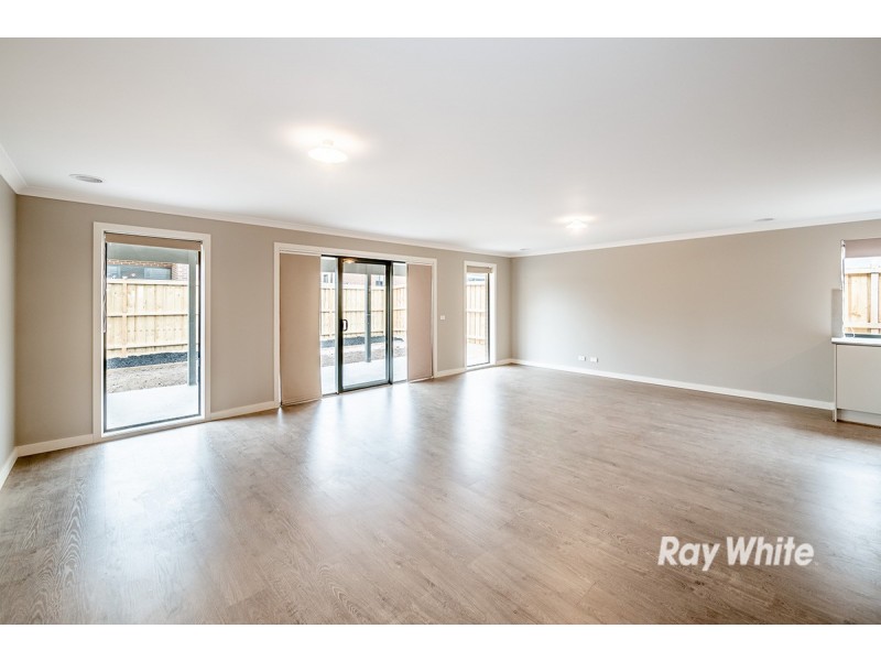 8 Panama Road, Cranbourne West VIC 3977
