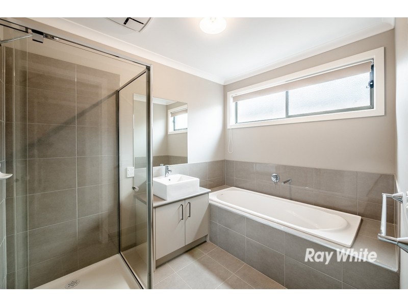 8 Panama Road, Cranbourne West VIC 3977