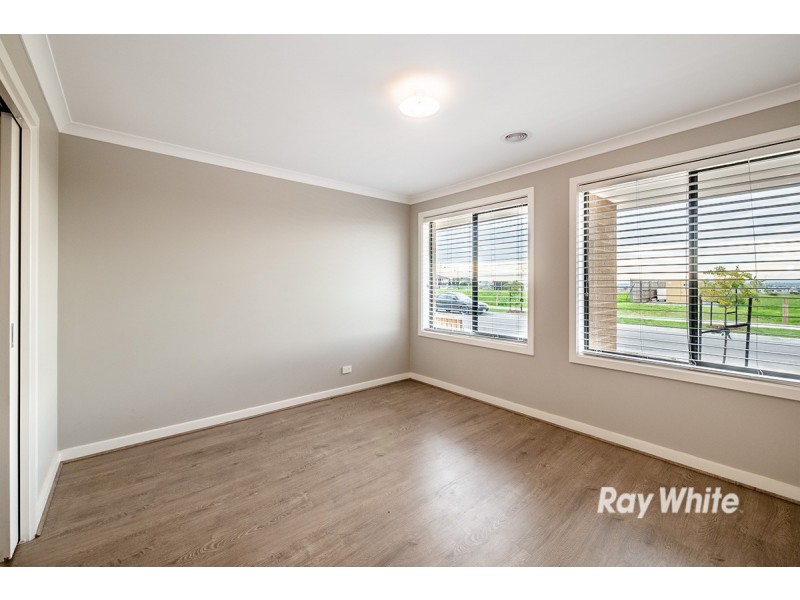8 Panama Road, Cranbourne West VIC 3977
