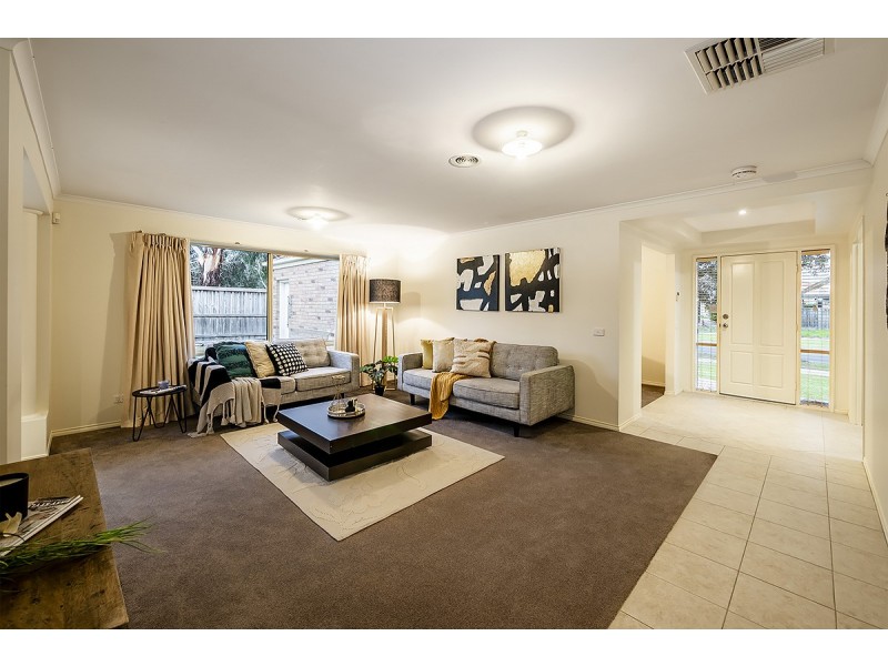 8 Astley Wynd, Lynbrook VIC 3975