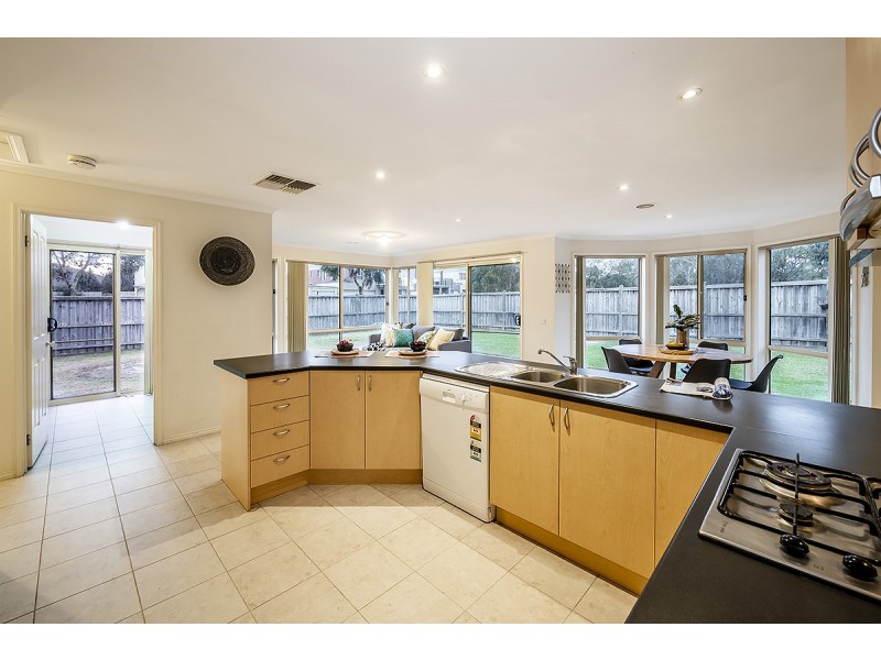 8 Astley Wynd, Lynbrook VIC 3975