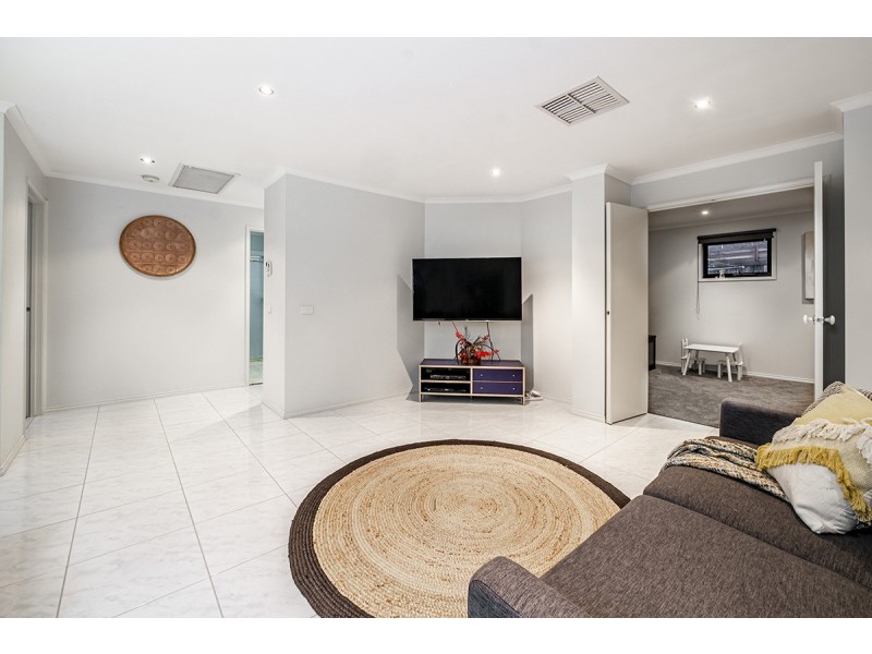 9 Melington Drive, Lyndhurst VIC 3975