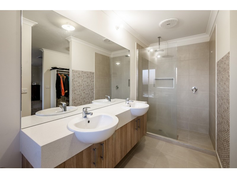 18 Craddock Drive, Clyde North VIC 3978