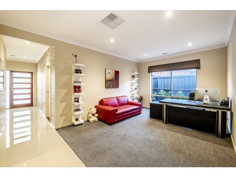 2 Fairoak Avenue, Clyde North VIC 3978