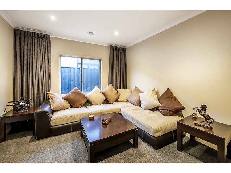 2 Fairoak Avenue, Clyde North VIC 3978