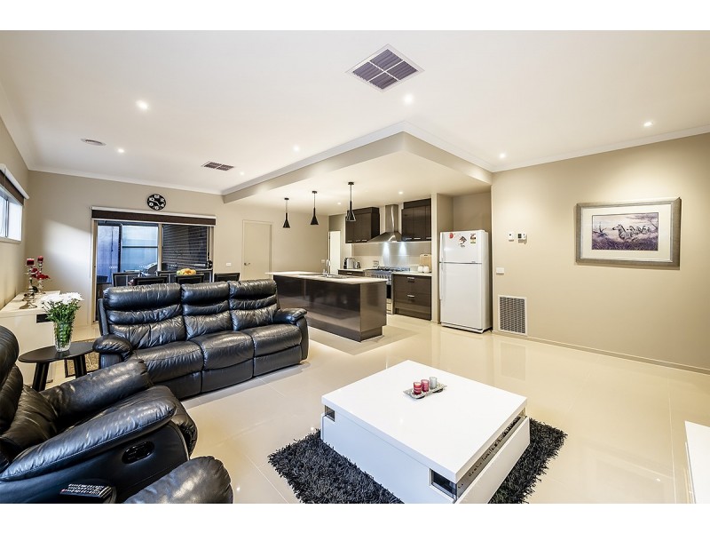 2 Fairoak Avenue, Clyde North VIC 3978