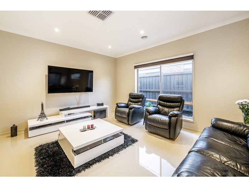 2 Fairoak Avenue, Clyde North VIC 3978