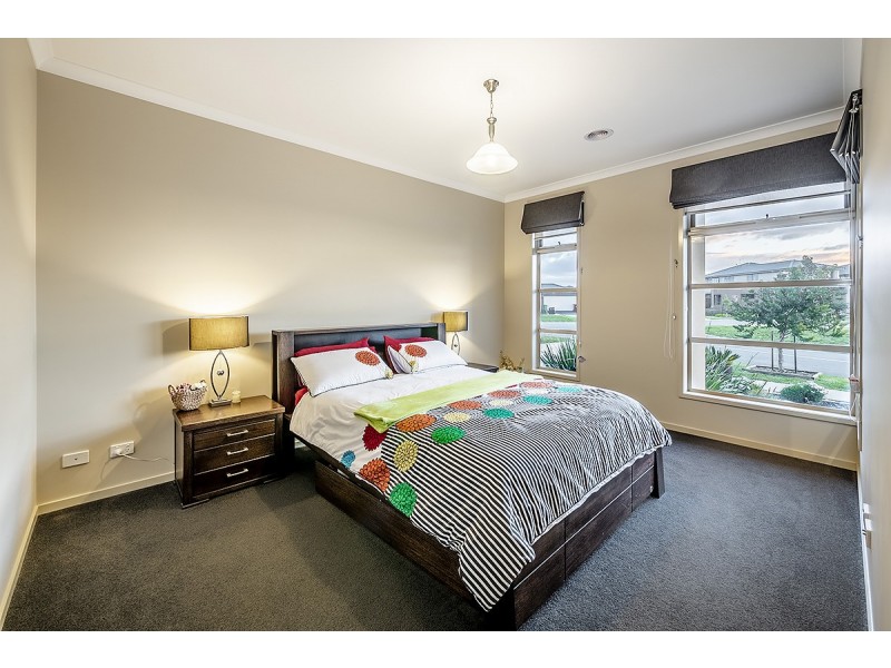 2 Fairoak Avenue, Clyde North VIC 3978