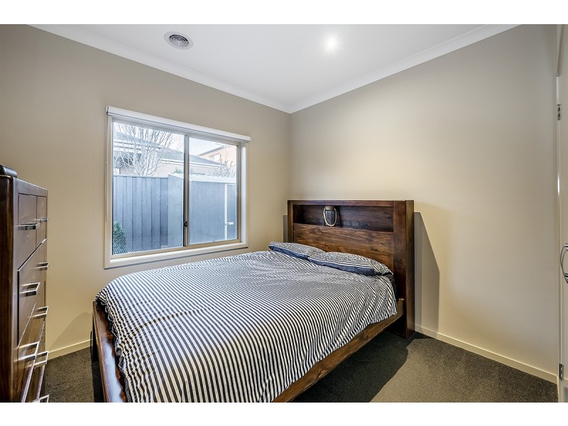 2 Fairoak Avenue, Clyde North VIC 3978