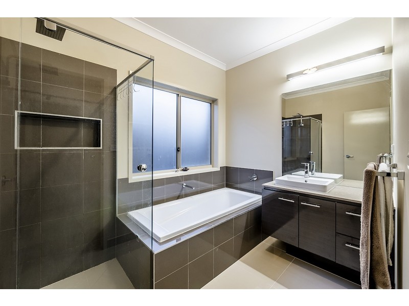 2 Fairoak Avenue, Clyde North VIC 3978