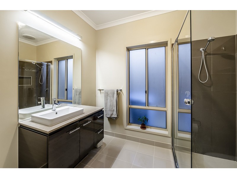 2 Fairoak Avenue, Clyde North VIC 3978