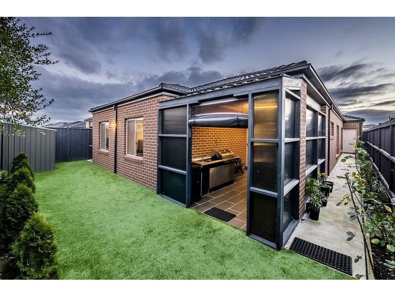 2 Fairoak Avenue, Clyde North VIC 3978