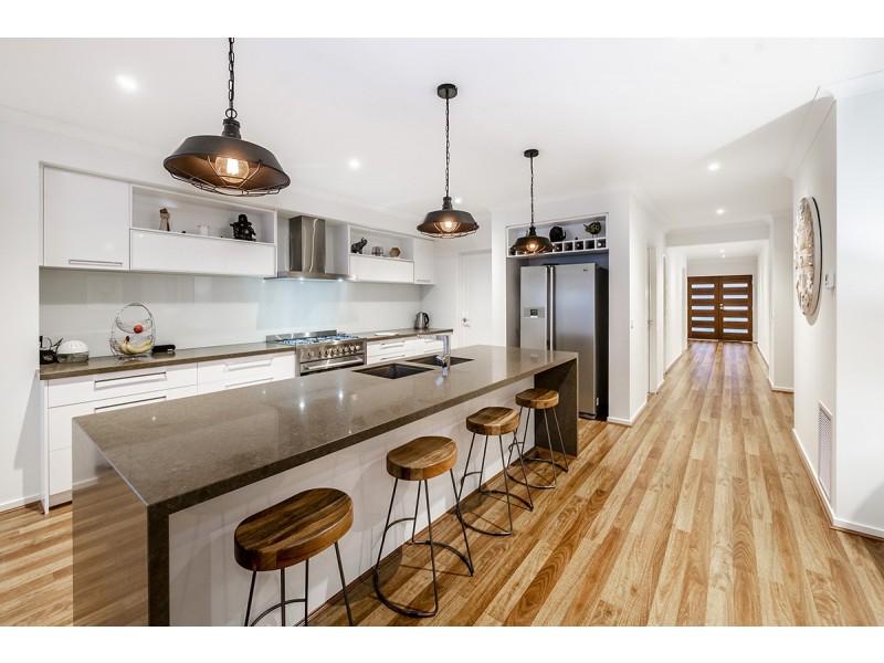 32 Strettle Crescent, Cranbourne North VIC 3977