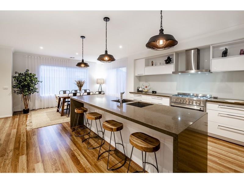 32 Strettle Crescent, Cranbourne North VIC 3977