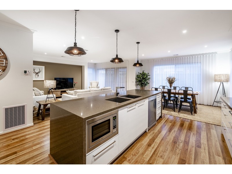 32 Strettle Crescent, Cranbourne North VIC 3977