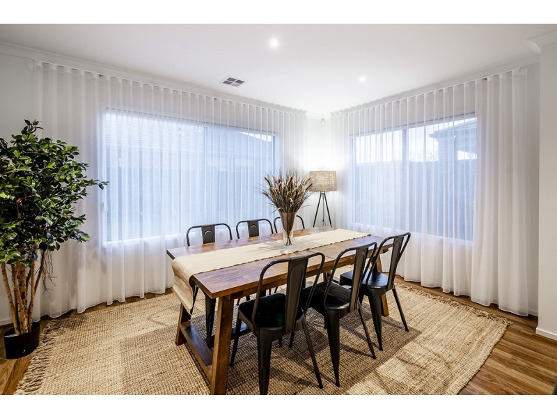 32 Strettle Crescent, Cranbourne North VIC 3977