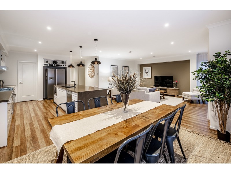 32 Strettle Crescent, Cranbourne North VIC 3977