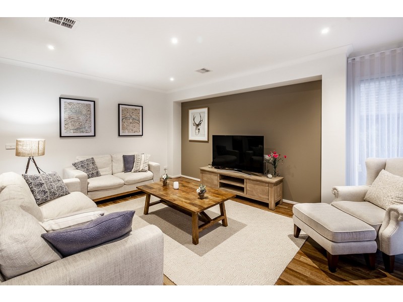 32 Strettle Crescent, Cranbourne North VIC 3977